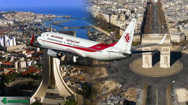 Avion Air Algérie sur un pont à Paris avec la Tour Eiffel en arrière-plan.