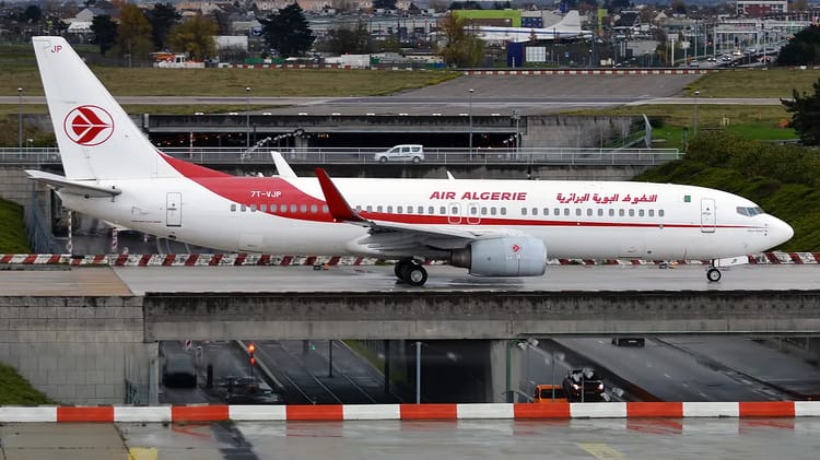Air Algérie : ce qu'il faut retenir de la déclaration de Beldjoud devant la commission parlementaire Avion d'Air Algérie sur le tarmac avec logo visible.