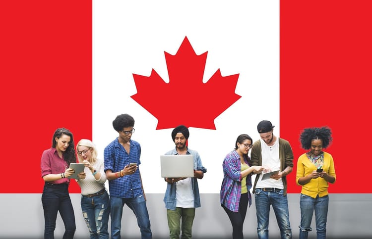 Groupe d'étudiants devant un drapeau canadien.