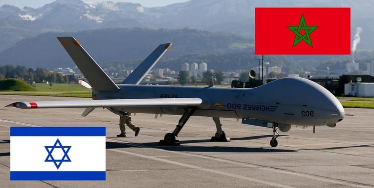 Drone militaire sur piste avec drapeaux du Maroc et d'Israël.