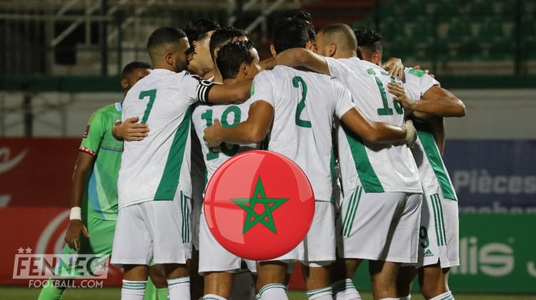 Joueurs de football marocains en célébration sur le terrain.