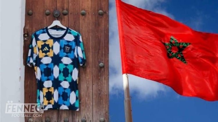 Maillot de football avec motif zellige, couleurs bleu, blanc, jaune et noir.