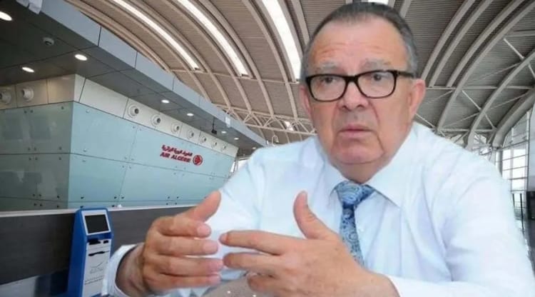 Homme en costume parlant à l’aéroport d’Alger.