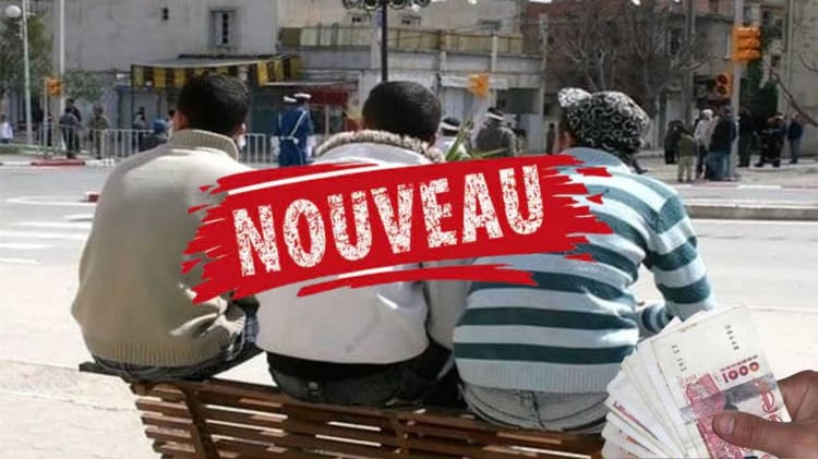 Versement de l'allocation chômage avant l'Aïd al-Adha : Voici la procédure Groupe de personnes assises sur un banc avec des billets de banque en main.