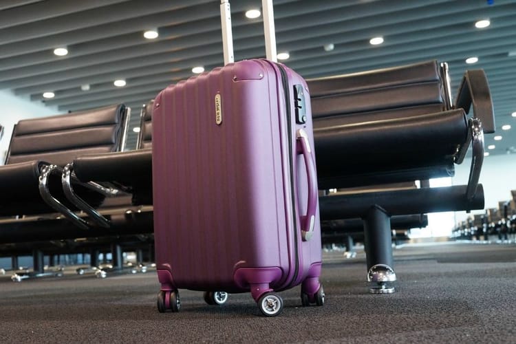 Algérie : Une tiktokeuse enflamme le net Valise violette sur le sol d'un aéroport moderne.
