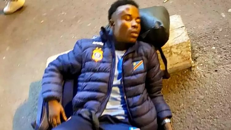 En route vers l'Algérie... L'équipe congolaise survit miraculeusement à un accident d'avion Jeune homme endormi avec sac à dos sur un banc en extérieur.