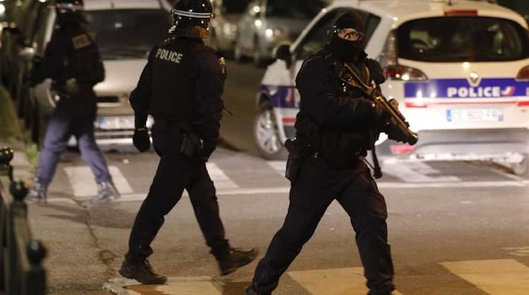 Policiers en action lors d'une intervention nocturne à Marseille.