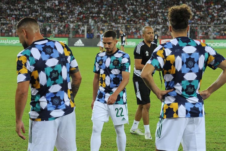 Maillot de l'Algérie : le Maroc obtient gain de cause Joueurs algériens portant maillots colorés lors d'un match.