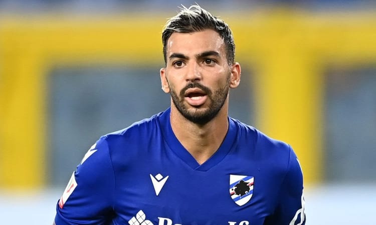 Mehdi Léris reprend en Italie : Un nouveau départ avec Pisa Sporting Club Mehdi Leris joueur de football en maillot bleu sur le terrain.