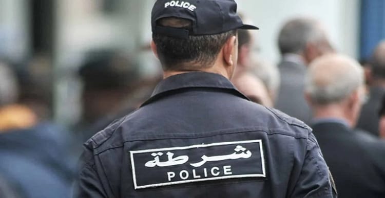 Policier algérien en uniforme lors d'une intervention.