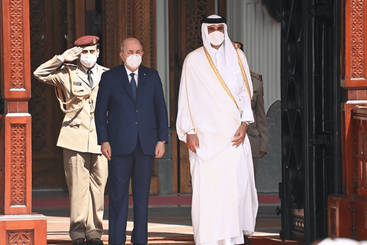 Le président Tebboune et un dignitaire qatari lors d'une cérémonie officielle.