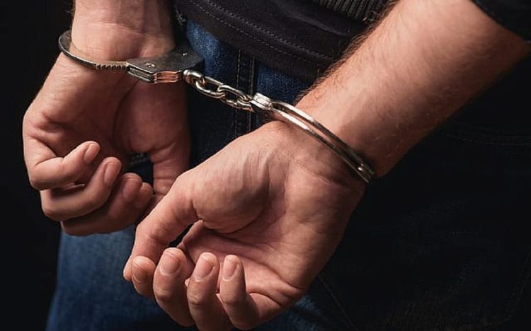 Main enchaînée d'un clandestin algérien lors d'une arrestation.