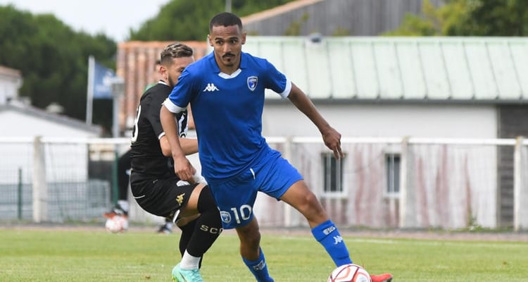 Algérie : Boutobba espère jouer en sélection et revenir à l'OM Joueur de football en action lors d'un match de football.