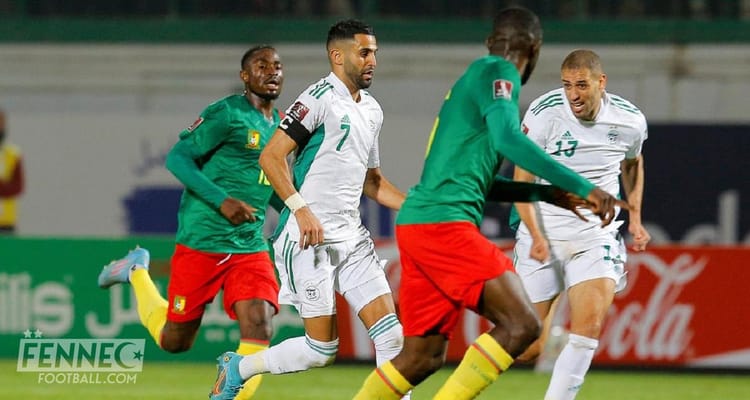 Joueurs algériens et sénégalais en action lors d'un match de football.