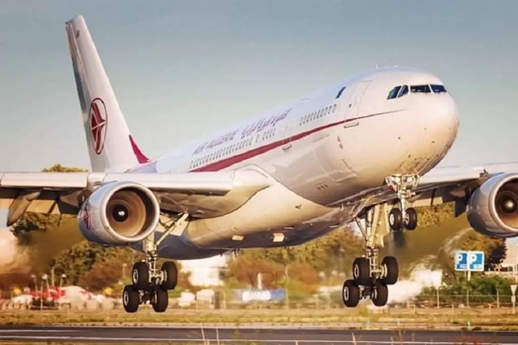 Avion commercial en approche pour atterrir sur la piste.