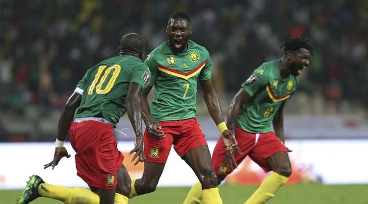 Joueurs de football camerounais en action lors d'un match.