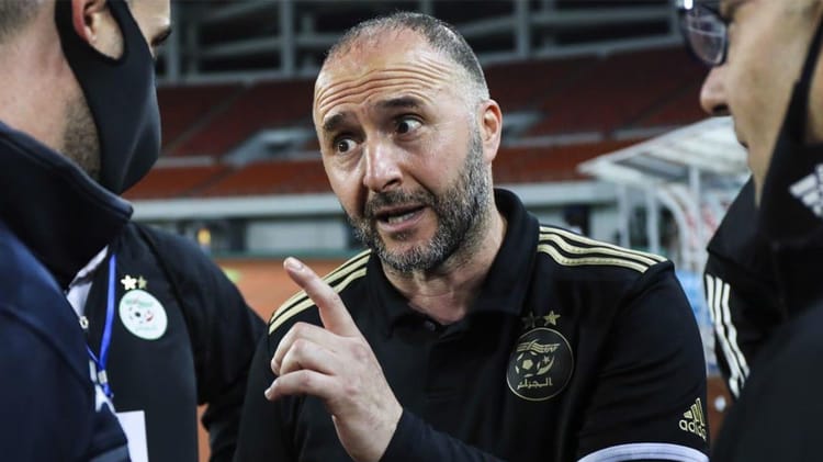 Equipe d'Algérie: la Grosse colère de Belmadi contre trois joueurs Coach Belmadi donne des instructions à ses joueurs lors d'un match.