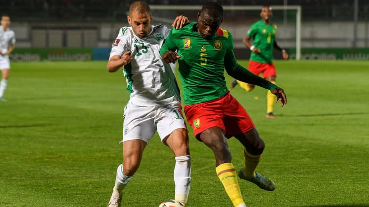 CDM : Algérie, les moqueries continuent Joueur algérien et camerounais en duel lors d'un match de football.