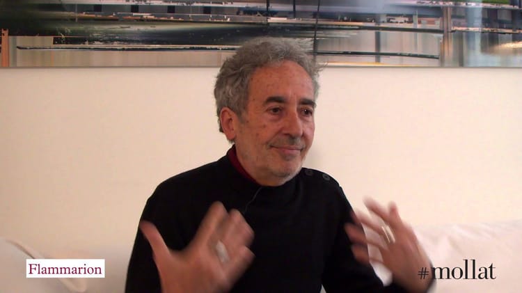 Homme parlant lors d'une interview sur la littérature algérienne.