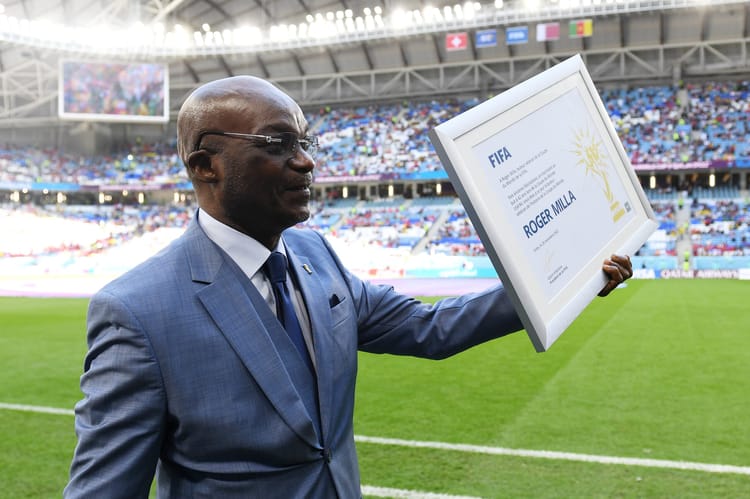 Roger Milla recevant un prix lors d'une cérémonie au Qatar.