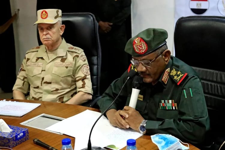 Officiers militaires en réunion, discussion stratégique en salle de conférence.