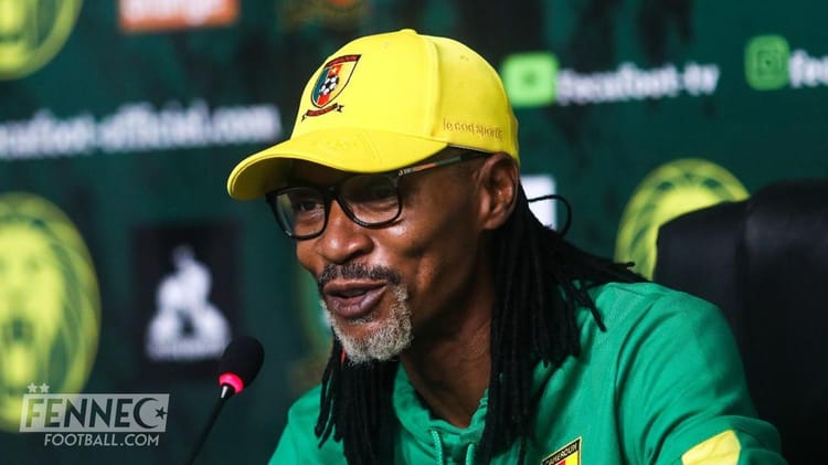 Coupe du monde Cameroun Suisse : Song lance une pique aux fennecs de l’Algérie (Vidéo) Homme en lunettes et casquette jaune lors d'une conférence de presse.
