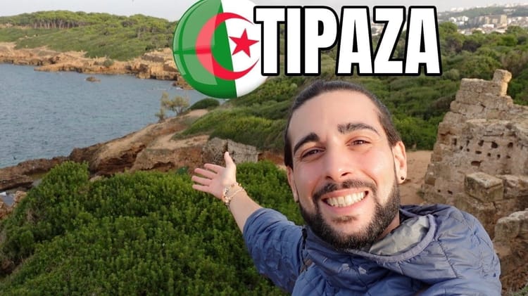 Voyage Algérie : un touriste français épris de Tipaza Touriste français à Tipaza avec mer et ruines antiques en arrière-plan.