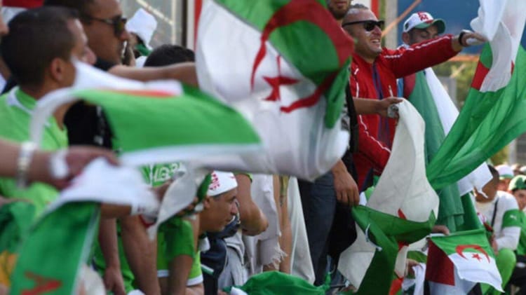 Coupe du monde : Un supporter camerounais demande aux Algériens de soutenir le Cameroun Supporters algériens et algériens avec drapeaux lors d'un match.