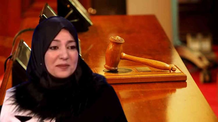 Algérie : l’ex députée Naïma Salhi condamnée par la justice à .... Naïma Salhi, ancienne députée, en salle d'audience avec marteau de juge.