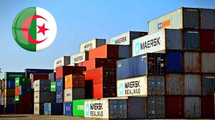 Conteneurs d'exportation avec drapeau algérien en arrière-plan.