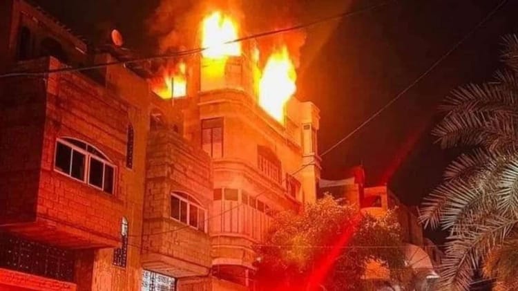 Incendie majeur dans un immeuble à Gaza après un bombardement.