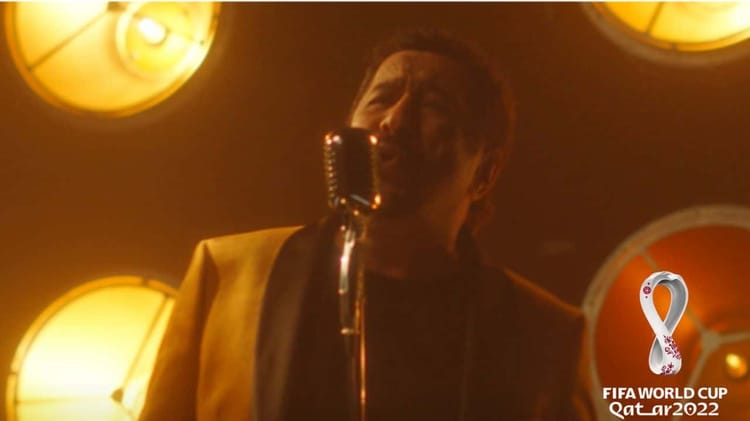 Cheb Khaled chantant lors de la Coupe du Monde 2022, scène en studio avec éclairage chaud.