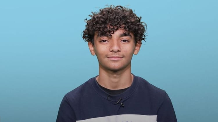 Cet Algérien de 15 ans est le plus jeune auteur de la France Jeune garçon algérien de 15 ans, portrait en studio.
