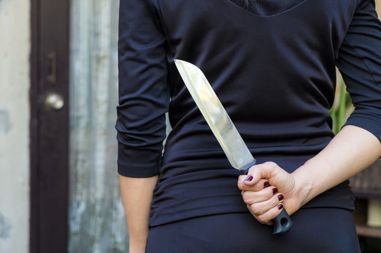 France : un Algérien de 25 ans victime d’une agression à l’arme blanche à Toulouse Personne tenant un couteau dans une main, vêtue de noir, à Toulouse.