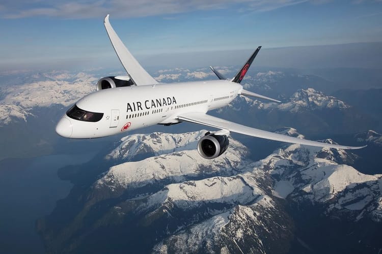 Air Canada : Des promotions sur les vols Montréal-Alger Avion Air Canada survole les montagnes enneigées du Canada.