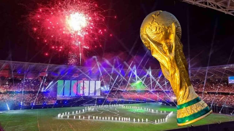 Vitrine de la Coupe du Monde avec feux d'artifice et stade rempli.