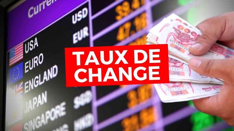 Taux de change affiché avec billets de dinar en main.