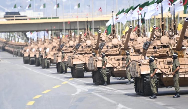 Troupes militaires et chars lors d'un défilé en Algérie.