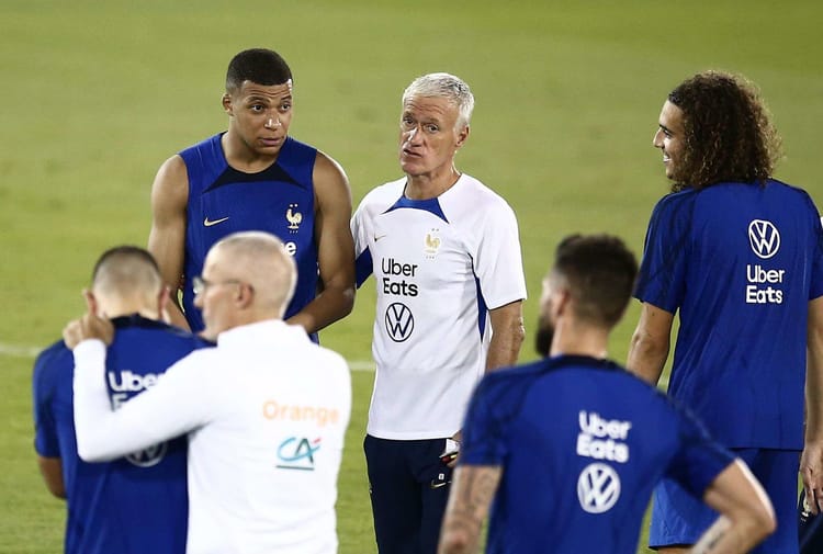 Entraîneur et joueurs de l'équipe de France lors d'un match de Coupe du Monde.