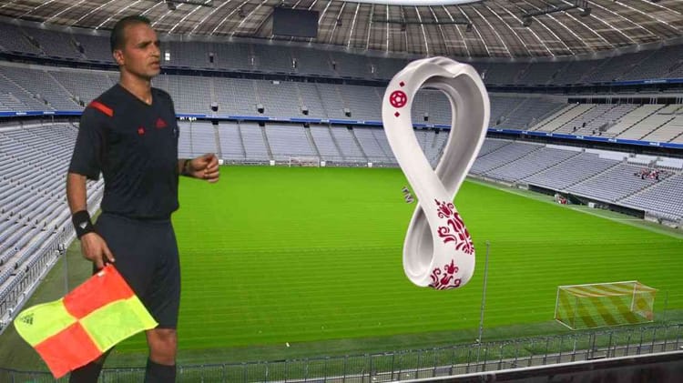 Arbitre avec drapeau à la VAR lors du match au Qatar 2022.