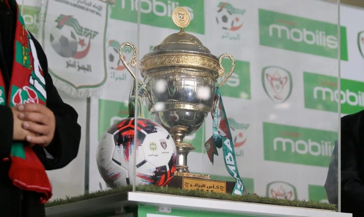 Coupe d'Algérie (1/32e) : les favoris pour confirmer leur statut Trophée de la Coupe d'Algérie avec ballon de football.