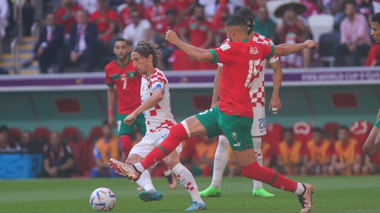 Joueur marocain et croate en duel lors de la Coupe du Monde 2022.