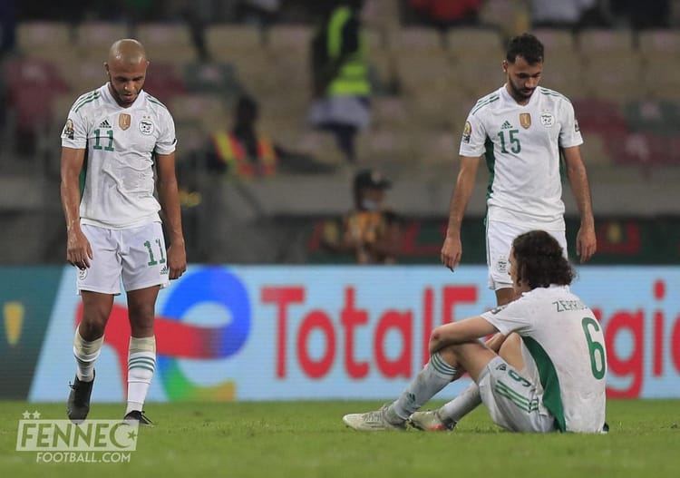 Joueurs algériens tristes après une défaite lors de la Coupe du Monde 2022.