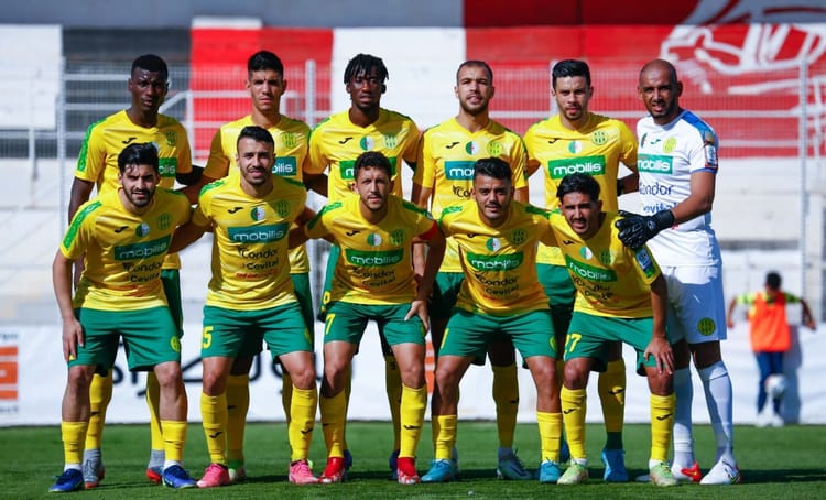 Ligue 1 : la JSK dans une profonde crise après sa 5e défaites Groupe de joueurs de football de la JSK sur le terrain.