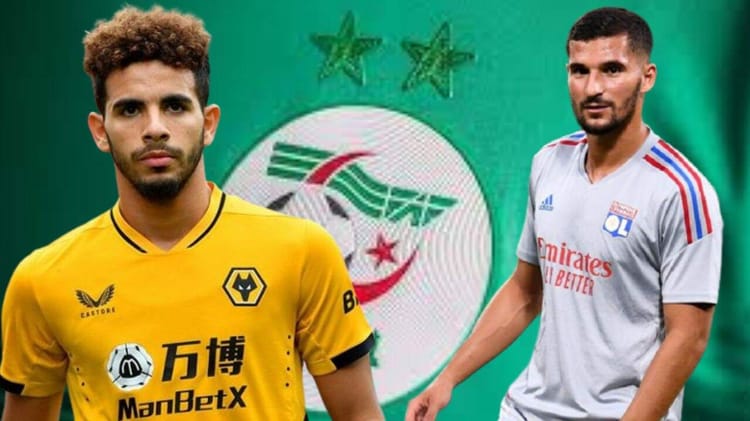Aouar et Ait-Nouri en tenue de football avec le drapeau algérien en arrière-plan.