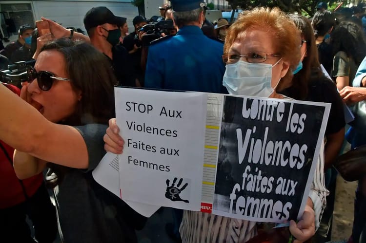 Algérie : une femme brûlée vive pour avoir refusé une demande en mariage Femme et jeune fille manifestant contre la violence faite aux femmes.