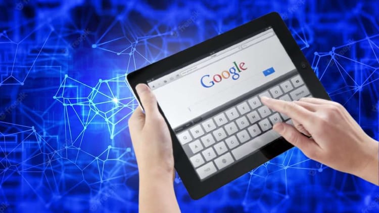 Personne utilisant une tablette pour rechercher sur Google.