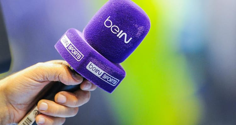 Microphone avec logo Bein Sports pour retransmission football mondial.