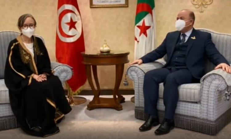 Béji Caïd Essebsi et un officiel tunisien en réunion diplomatique.