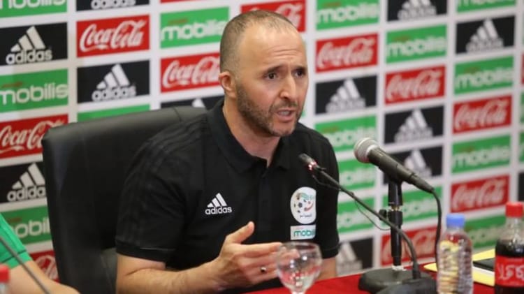 Djamel Belmadi lors d'une conférence de presse au Qatar.
